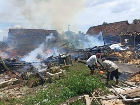 Korsleting Listrik, Rumah Kayu di Desa Kalen Blora Habis Terbakar