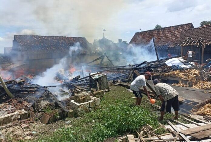 Korsleting Listrik, Rumah Kayu di Desa Kalen Blora Habis Terbakar