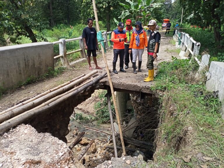 Lagi! Tanah Longsor Putuskan Jembatan Penghubung di Randublatung, Lokasinya di Sini