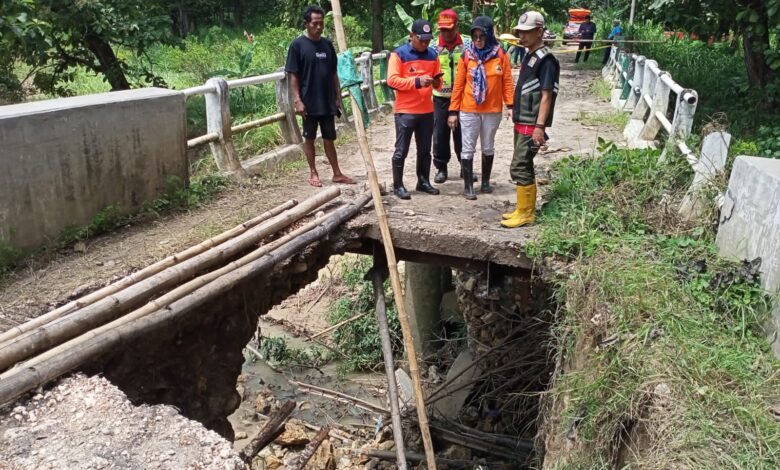 Lagi! Tanah Longsor Putuskan Jembatan Penghubung di Randublatung, Lokasinya di Sini