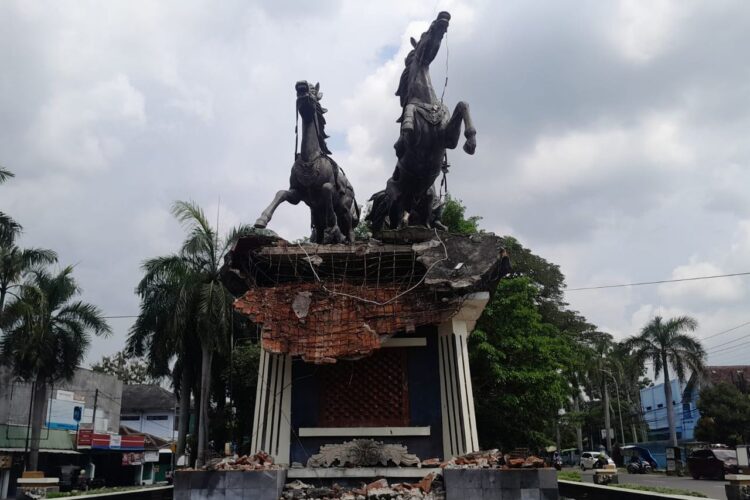 8 Tahun Berdiri Sejak 2017 Patung Arjuna Wiwaha di Kota Cepu Kini Ambrol