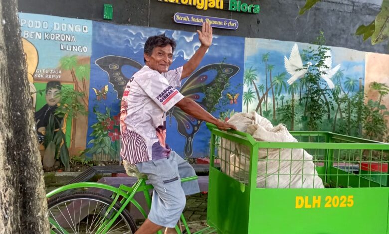 Atasi Masalah Sampah di Blora DLH Blora Distribusikan 26 Becak Sampah