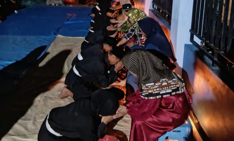 Jelang Pengesahan PSHT Puluhan Calon Warga SH Terate Banjarejo Blora Gelar Sungkeman