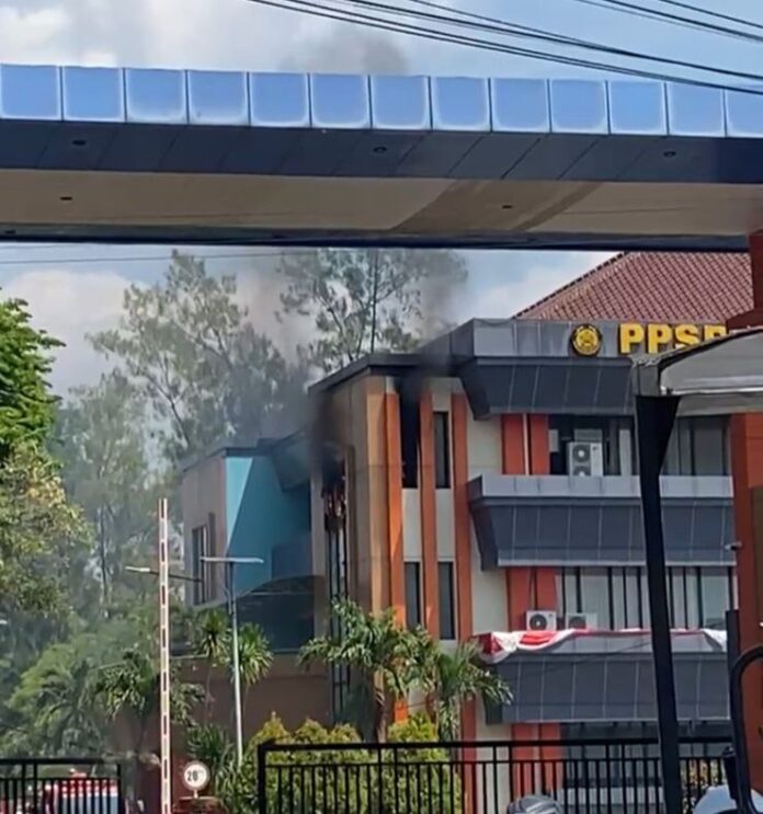 Kantor PPSDM Migas Cepu Terbakar, Wartawan Dilarang Satpam Ambil Gambar