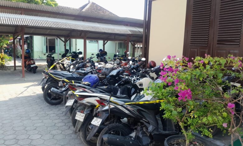 Polisi Grebek Sabung Ayam di Cepu, 43 Motor dan Belasan Ayam Disita