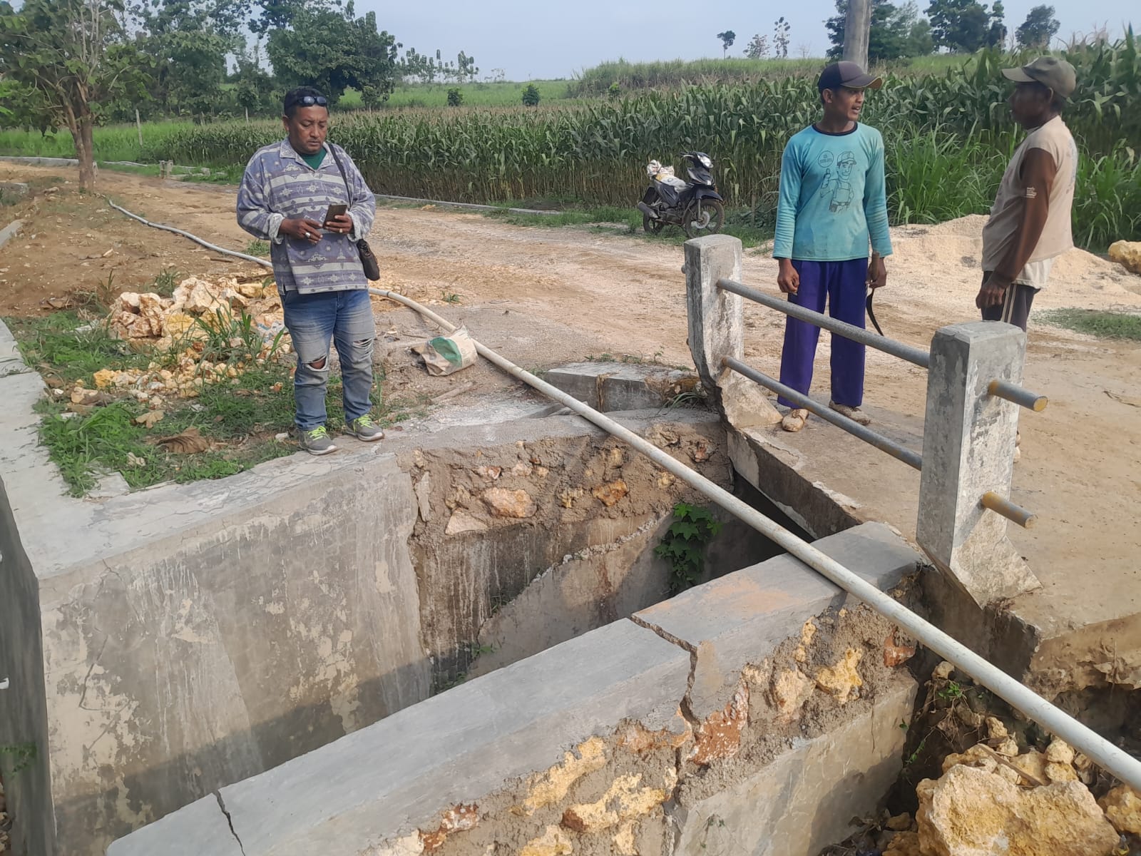 Belum Genap Satu Bulan Proyek Senilai Rp640juta di Desa Tinapan Alami Kerusakan