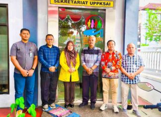 METRO CEPU - Komisi Pemilihan Umum (KPU) Kabupaten Blora berkomitmen menciptakan lingkungan kerja yang aman, nyaman, dan bebas dari kekerasan seksual. Sebagai langkah nyata, KPU Blora melakukan koordinasi dengan Dinas Sosial Pemberdayaan Perempuan dan Perlindungan Anak (Dinsos P3A) Kabupaten Blora terkait pembentukan Posko Kekerasan Seksual di lingkungan KPU, Kamis (14/8/2025). Pertemuan di kantor Dinsos P3A ini dihadiri oleh Ketua KPU Blora, Widi Nurintan Ary Kurnianto anggota KPU Noorman Pramono, dan Ahmad Mustakim didampingi sekretariat dan diterima oleh Kepala Bidang Pemberdayaan Perempuan dan Perlindungan Anak Dinsos P3A Blora, Amidah Hayu Kristiana. Kadiv Sosdiklih Parmas dan SDM KPU Blora, Ahmad Mustakim mengungkapkan bahwa keberadaan posko ini merupakan bagian dari upaya KPU untuk menerapkan kebijakan pencegahan dan penanganan kekerasan seksual sesuai dengan peraturan yang berlaku. Mustakim menjelaskan, KPU telah mensosialisasikan secara internal Keputusan KPU Nomor 1341/2004 tetang Pedoman Pencegahan Kekerasan Seksual. "KPU sebagai lembaga publik memiliki tanggung jawab menciptakan lingkungan kerja yang aman, inklusif, dan bebas dari segala bentuk kekerasan," Mustakim menambahkan bahwa pembentukan posko kekerasan seksual juga sejalan dengan Undang-Undang Nomor 12 Tahun 2022 tentang Tindak Pidana Kekerasan Seksual. "Kami ingin memastikan bahwa semua pihak yang bekerja atau berinteraksi dengan KPU terlindungi dari potensi kekerasan, terlebih saat tahapan pemilu dan pilkada dimana KPU memiliki badan adhoc yang jumlahnya puluhan ribu," jelas Mustakim. "Bagaimanapun Upaya pencegahan dengan melakukan sosialisasi internal perlu dilakukan," imbuh Mustakim. Sementara itu, Kabid Pemberdayaan Perempuan dan Perlindungan Anak Dinsos P3A Blora, Amidah Hayu Kristiana menyambut baik koordinasi yang dilakukan KPU Blora terkait posko Kekerasan Seksual di lingkungan KPU. Pihaknya menyatakan bahwa kolaborasi antar instansi sangat penting untuk mengatasi isu kekerasan seksual. "Kami sangat mengapresiasi langkah KPU Blora. Ini menunjukkan komitmen bersama untuk melindungi hak-hak perempuan dan anak, terutama dalam konteks politik,” ujarnya. ​Langkah kolaboratif ini sejalan dengan program-program Dinsos P3A Blora sebelumnya dalam upaya pencegahan dan penanganan kekerasan. ​"Kami berharap posko ini dapat menjadi wadah yang aman dan terpercaya bagi siapa pun yang membutuhkan pertolongan. Dinsos P3A Blora akan selalu berada di garda terdepan untuk memastikan hak-hak korban terpenuhi dan kasus kekerasan dapat ditangani secara tuntas," tutupnya. ​Diharapkan kerja sama antara KPU Blora dan Dinsos P3A ini dapat menjadi contoh bagi instansi lain dalam menciptakan lingkungan yang bebas dari kekerasan seksual, tidak hanya selama periode pemilu, tetapi juga dalam kehidupan sehari-hari.***