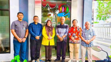 METRO CEPU - Komisi Pemilihan Umum (KPU) Kabupaten Blora berkomitmen menciptakan lingkungan kerja yang aman, nyaman, dan bebas dari kekerasan seksual. Sebagai langkah nyata, KPU Blora melakukan koordinasi dengan Dinas Sosial Pemberdayaan Perempuan dan Perlindungan Anak (Dinsos P3A) Kabupaten Blora terkait pembentukan Posko Kekerasan Seksual di lingkungan KPU, Kamis (14/8/2025). Pertemuan di kantor Dinsos P3A ini dihadiri oleh Ketua KPU Blora, Widi Nurintan Ary Kurnianto anggota KPU Noorman Pramono, dan Ahmad Mustakim didampingi sekretariat dan diterima oleh Kepala Bidang Pemberdayaan Perempuan dan Perlindungan Anak Dinsos P3A Blora, Amidah Hayu Kristiana. Kadiv Sosdiklih Parmas dan SDM KPU Blora, Ahmad Mustakim mengungkapkan bahwa keberadaan posko ini merupakan bagian dari upaya KPU untuk menerapkan kebijakan pencegahan dan penanganan kekerasan seksual sesuai dengan peraturan yang berlaku. Mustakim menjelaskan, KPU telah mensosialisasikan secara internal Keputusan KPU Nomor 1341/2004 tetang Pedoman Pencegahan Kekerasan Seksual. "KPU sebagai lembaga publik memiliki tanggung jawab menciptakan lingkungan kerja yang aman, inklusif, dan bebas dari segala bentuk kekerasan," Mustakim menambahkan bahwa pembentukan posko kekerasan seksual juga sejalan dengan Undang-Undang Nomor 12 Tahun 2022 tentang Tindak Pidana Kekerasan Seksual. "Kami ingin memastikan bahwa semua pihak yang bekerja atau berinteraksi dengan KPU terlindungi dari potensi kekerasan, terlebih saat tahapan pemilu dan pilkada dimana KPU memiliki badan adhoc yang jumlahnya puluhan ribu," jelas Mustakim. "Bagaimanapun Upaya pencegahan dengan melakukan sosialisasi internal perlu dilakukan," imbuh Mustakim. Sementara itu, Kabid Pemberdayaan Perempuan dan Perlindungan Anak Dinsos P3A Blora, Amidah Hayu Kristiana menyambut baik koordinasi yang dilakukan KPU Blora terkait posko Kekerasan Seksual di lingkungan KPU. Pihaknya menyatakan bahwa kolaborasi antar instansi sangat penting untuk mengatasi isu kekerasan seksual. "Kami sangat mengapresiasi langkah KPU Blora. Ini menunjukkan komitmen bersama untuk melindungi hak-hak perempuan dan anak, terutama dalam konteks politik,” ujarnya. ​Langkah kolaboratif ini sejalan dengan program-program Dinsos P3A Blora sebelumnya dalam upaya pencegahan dan penanganan kekerasan. ​"Kami berharap posko ini dapat menjadi wadah yang aman dan terpercaya bagi siapa pun yang membutuhkan pertolongan. Dinsos P3A Blora akan selalu berada di garda terdepan untuk memastikan hak-hak korban terpenuhi dan kasus kekerasan dapat ditangani secara tuntas," tutupnya. ​Diharapkan kerja sama antara KPU Blora dan Dinsos P3A ini dapat menjadi contoh bagi instansi lain dalam menciptakan lingkungan yang bebas dari kekerasan seksual, tidak hanya selama periode pemilu, tetapi juga dalam kehidupan sehari-hari.***