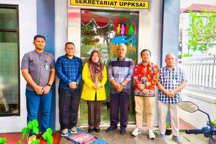 METRO CEPU - Komisi Pemilihan Umum (KPU) Kabupaten Blora berkomitmen menciptakan lingkungan kerja yang aman, nyaman, dan bebas dari kekerasan seksual. Sebagai langkah nyata, KPU Blora melakukan koordinasi dengan Dinas Sosial Pemberdayaan Perempuan dan Perlindungan Anak (Dinsos P3A) Kabupaten Blora terkait pembentukan Posko Kekerasan Seksual di lingkungan KPU, Kamis (14/8/2025). Pertemuan di kantor Dinsos P3A ini dihadiri oleh Ketua KPU Blora, Widi Nurintan Ary Kurnianto anggota KPU Noorman Pramono, dan Ahmad Mustakim didampingi sekretariat dan diterima oleh Kepala Bidang Pemberdayaan Perempuan dan Perlindungan Anak Dinsos P3A Blora, Amidah Hayu Kristiana. Kadiv Sosdiklih Parmas dan SDM KPU Blora, Ahmad Mustakim mengungkapkan bahwa keberadaan posko ini merupakan bagian dari upaya KPU untuk menerapkan kebijakan pencegahan dan penanganan kekerasan seksual sesuai dengan peraturan yang berlaku. Mustakim menjelaskan, KPU telah mensosialisasikan secara internal Keputusan KPU Nomor 1341/2004 tetang Pedoman Pencegahan Kekerasan Seksual. "KPU sebagai lembaga publik memiliki tanggung jawab menciptakan lingkungan kerja yang aman, inklusif, dan bebas dari segala bentuk kekerasan," Mustakim menambahkan bahwa pembentukan posko kekerasan seksual juga sejalan dengan Undang-Undang Nomor 12 Tahun 2022 tentang Tindak Pidana Kekerasan Seksual. "Kami ingin memastikan bahwa semua pihak yang bekerja atau berinteraksi dengan KPU terlindungi dari potensi kekerasan, terlebih saat tahapan pemilu dan pilkada dimana KPU memiliki badan adhoc yang jumlahnya puluhan ribu," jelas Mustakim. "Bagaimanapun Upaya pencegahan dengan melakukan sosialisasi internal perlu dilakukan," imbuh Mustakim. Sementara itu, Kabid Pemberdayaan Perempuan dan Perlindungan Anak Dinsos P3A Blora, Amidah Hayu Kristiana menyambut baik koordinasi yang dilakukan KPU Blora terkait posko Kekerasan Seksual di lingkungan KPU. Pihaknya menyatakan bahwa kolaborasi antar instansi sangat penting untuk mengatasi isu kekerasan seksual. "Kami sangat mengapresiasi langkah KPU Blora. Ini menunjukkan komitmen bersama untuk melindungi hak-hak perempuan dan anak, terutama dalam konteks politik,” ujarnya. ​Langkah kolaboratif ini sejalan dengan program-program Dinsos P3A Blora sebelumnya dalam upaya pencegahan dan penanganan kekerasan. ​"Kami berharap posko ini dapat menjadi wadah yang aman dan terpercaya bagi siapa pun yang membutuhkan pertolongan. Dinsos P3A Blora akan selalu berada di garda terdepan untuk memastikan hak-hak korban terpenuhi dan kasus kekerasan dapat ditangani secara tuntas," tutupnya. ​Diharapkan kerja sama antara KPU Blora dan Dinsos P3A ini dapat menjadi contoh bagi instansi lain dalam menciptakan lingkungan yang bebas dari kekerasan seksual, tidak hanya selama periode pemilu, tetapi juga dalam kehidupan sehari-hari.***