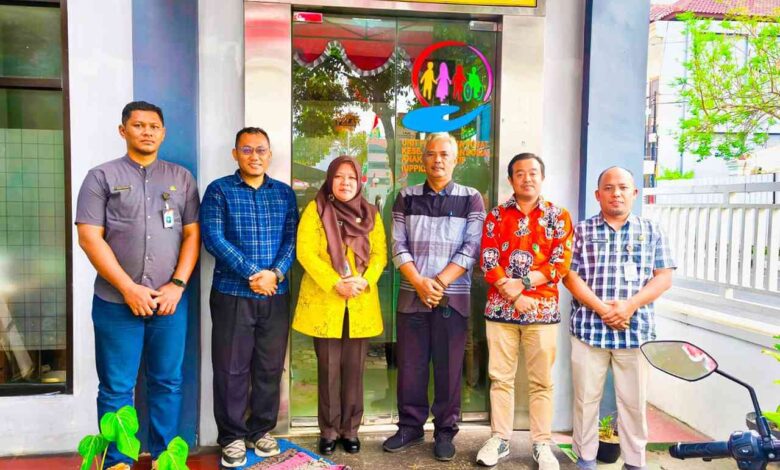 METRO CEPU - Komisi Pemilihan Umum (KPU) Kabupaten Blora berkomitmen menciptakan lingkungan kerja yang aman, nyaman, dan bebas dari kekerasan seksual. Sebagai langkah nyata, KPU Blora melakukan koordinasi dengan Dinas Sosial Pemberdayaan Perempuan dan Perlindungan Anak (Dinsos P3A) Kabupaten Blora terkait pembentukan Posko Kekerasan Seksual di lingkungan KPU, Kamis (14/8/2025). Pertemuan di kantor Dinsos P3A ini dihadiri oleh Ketua KPU Blora, Widi Nurintan Ary Kurnianto anggota KPU Noorman Pramono, dan Ahmad Mustakim didampingi sekretariat dan diterima oleh Kepala Bidang Pemberdayaan Perempuan dan Perlindungan Anak Dinsos P3A Blora, Amidah Hayu Kristiana. Kadiv Sosdiklih Parmas dan SDM KPU Blora, Ahmad Mustakim mengungkapkan bahwa keberadaan posko ini merupakan bagian dari upaya KPU untuk menerapkan kebijakan pencegahan dan penanganan kekerasan seksual sesuai dengan peraturan yang berlaku. Mustakim menjelaskan, KPU telah mensosialisasikan secara internal Keputusan KPU Nomor 1341/2004 tetang Pedoman Pencegahan Kekerasan Seksual. "KPU sebagai lembaga publik memiliki tanggung jawab menciptakan lingkungan kerja yang aman, inklusif, dan bebas dari segala bentuk kekerasan," Mustakim menambahkan bahwa pembentukan posko kekerasan seksual juga sejalan dengan Undang-Undang Nomor 12 Tahun 2022 tentang Tindak Pidana Kekerasan Seksual. "Kami ingin memastikan bahwa semua pihak yang bekerja atau berinteraksi dengan KPU terlindungi dari potensi kekerasan, terlebih saat tahapan pemilu dan pilkada dimana KPU memiliki badan adhoc yang jumlahnya puluhan ribu," jelas Mustakim. "Bagaimanapun Upaya pencegahan dengan melakukan sosialisasi internal perlu dilakukan," imbuh Mustakim. Sementara itu, Kabid Pemberdayaan Perempuan dan Perlindungan Anak Dinsos P3A Blora, Amidah Hayu Kristiana menyambut baik koordinasi yang dilakukan KPU Blora terkait posko Kekerasan Seksual di lingkungan KPU. Pihaknya menyatakan bahwa kolaborasi antar instansi sangat penting untuk mengatasi isu kekerasan seksual. "Kami sangat mengapresiasi langkah KPU Blora. Ini menunjukkan komitmen bersama untuk melindungi hak-hak perempuan dan anak, terutama dalam konteks politik,” ujarnya. ​Langkah kolaboratif ini sejalan dengan program-program Dinsos P3A Blora sebelumnya dalam upaya pencegahan dan penanganan kekerasan. ​"Kami berharap posko ini dapat menjadi wadah yang aman dan terpercaya bagi siapa pun yang membutuhkan pertolongan. Dinsos P3A Blora akan selalu berada di garda terdepan untuk memastikan hak-hak korban terpenuhi dan kasus kekerasan dapat ditangani secara tuntas," tutupnya. ​Diharapkan kerja sama antara KPU Blora dan Dinsos P3A ini dapat menjadi contoh bagi instansi lain dalam menciptakan lingkungan yang bebas dari kekerasan seksual, tidak hanya selama periode pemilu, tetapi juga dalam kehidupan sehari-hari.***