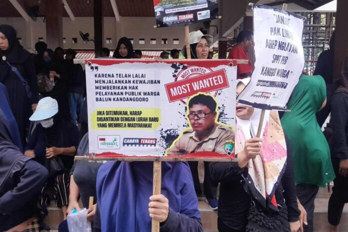 Lurah Balun di Demo Warga