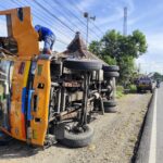 Truk Pengangkut Peralatan Minyak Terguling di Blora, Teras Rumah Warga Rusak