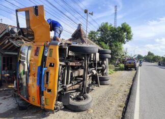 Truk Pengangkut Peralatan Minyak Terguling di Blora, Teras Rumah Warga Rusak