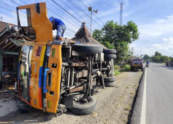 Truk Pengangkut Peralatan Minyak Terguling di Blora, Teras Rumah Warga Rusak
