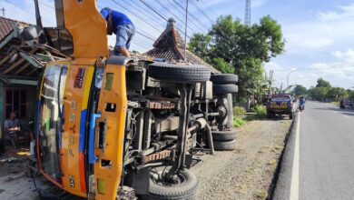 Truk Pengangkut Peralatan Minyak Terguling di Blora, Teras Rumah Warga Rusak