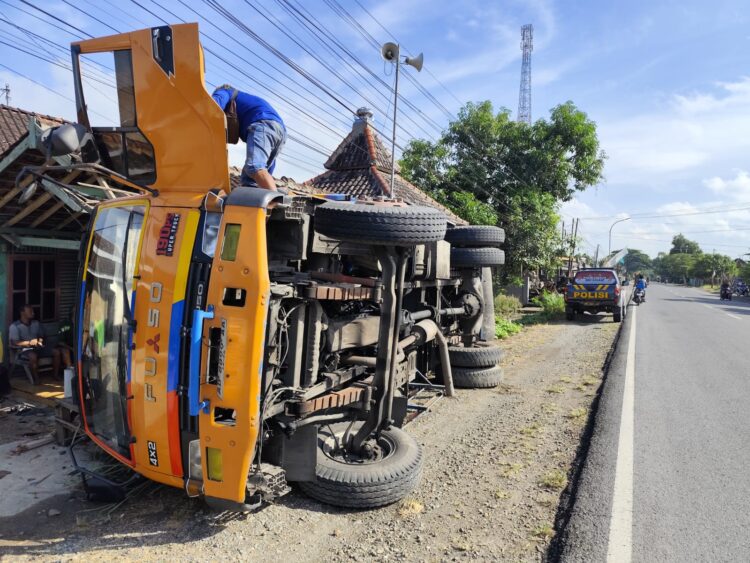 Truk Pengangkut Peralatan Minyak Terguling di Blora, Teras Rumah Warga Rusak