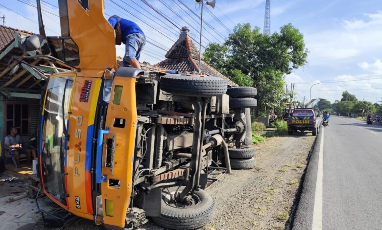 Truk Pengangkut Peralatan Minyak Terguling di Blora, Teras Rumah Warga Rusak