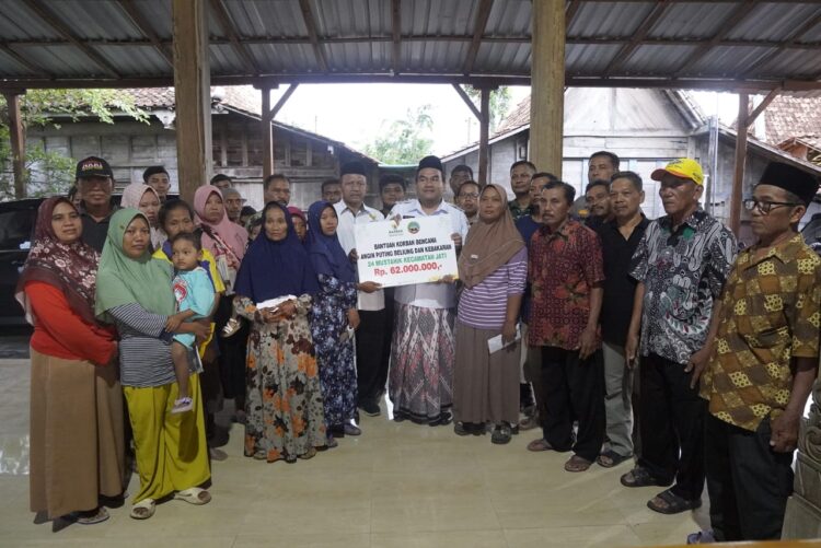 Bupati Arief Rohman dan Baznas Salurkan Bantuan Rp62 Juta untuk Korban Puting Beliung dan Kebakaran di Jati