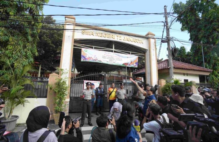 Pramono Anung Turun ke Lapangan Cek Korban Ledakan SMAN 72 Jakarta