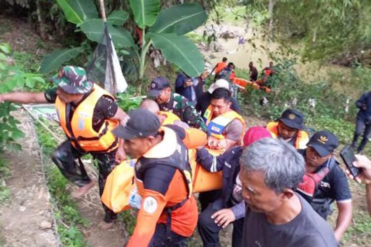 8 Santriwati Ponpes Al Ma'un Blora Terseret Arus Sungai Lusi Ditemukan 5 Meninggal Dunia