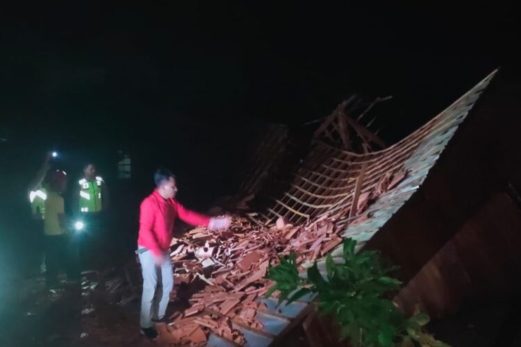 Diterjang Angin Puting Beliung Tujuh Rumah Warga Sumberejo Randublatung Roboh