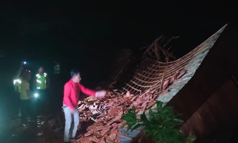 Diterjang Angin Puting Beliung Tujuh Rumah Warga Sumberejo Randublatung Roboh