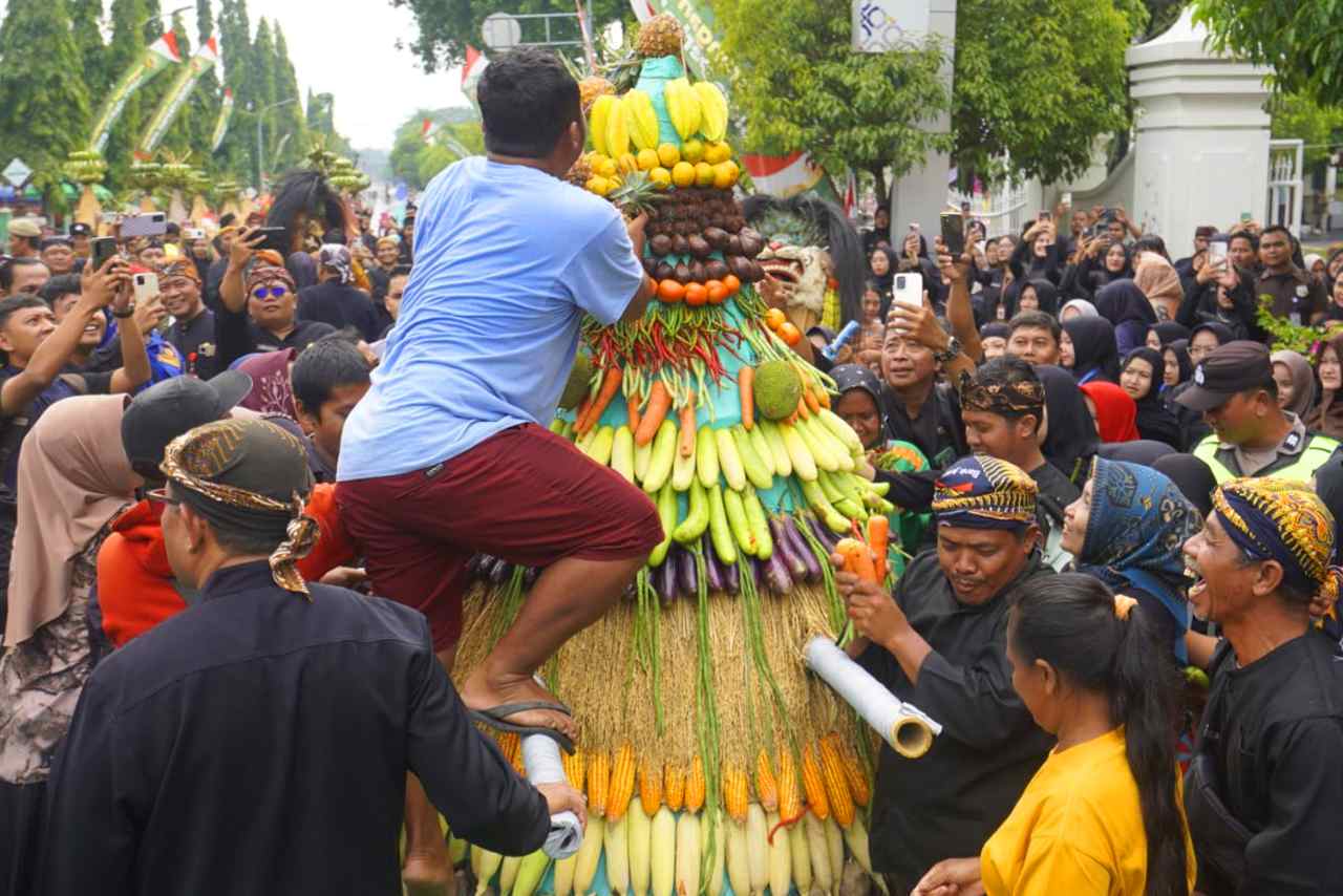 Hari Jadi ke-276 Kabupaten Blora, Ratusan Gunungan Ludes Diserbu Warga