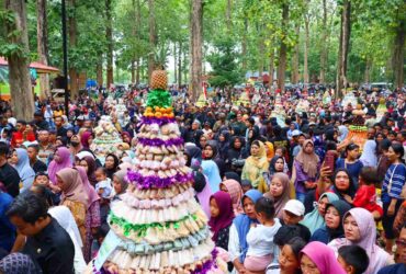Pertama Kali Digelar di Goa Terawang Blora Tradisi Grebeg Gunungan Dipadati Ribuan Warga dari Berbagai Daerah