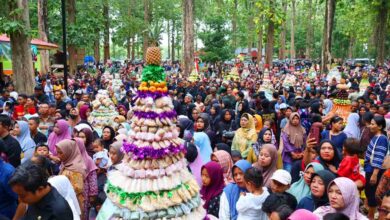 Pertama Kali Digelar di Goa Terawang Blora Tradisi Grebeg Gunungan Dipadati Ribuan Warga dari Berbagai Daerah