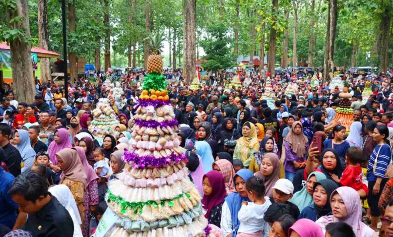 Pertama Kali Digelar di Goa Terawang Blora Tradisi Grebeg Gunungan Dipadati Ribuan Warga dari Berbagai Daerah