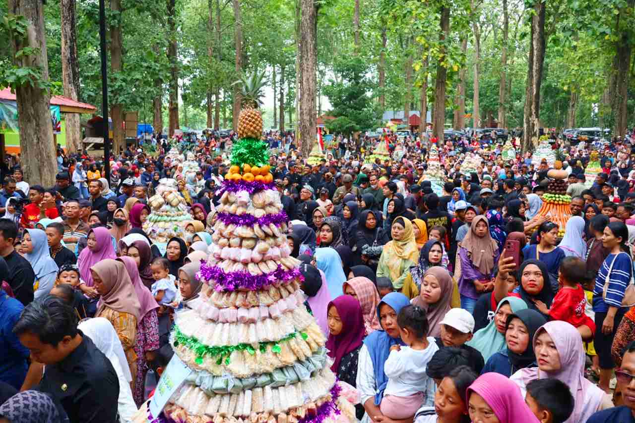 Pertama Kali Digelar di Goa Terawang Blora: Tradisi Grebeg Gunungan Dipadati Ribuan Warga dari Berbagai Daerah