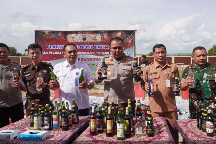 Polres Blora Musnahkan Ribuan Botol Miras Hasil Operasi Cipta Kondisi Akhir Tahun 2025