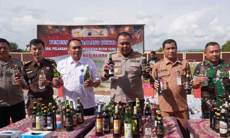 Polres Blora Musnahkan Ribuan Botol Miras Hasil Operasi Cipta Kondisi Akhir Tahun 2025