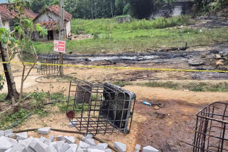 Kebakaran Penampungan Minyak Sumur Tua Ilegal Desa Gandu Diduga Dari Alkon