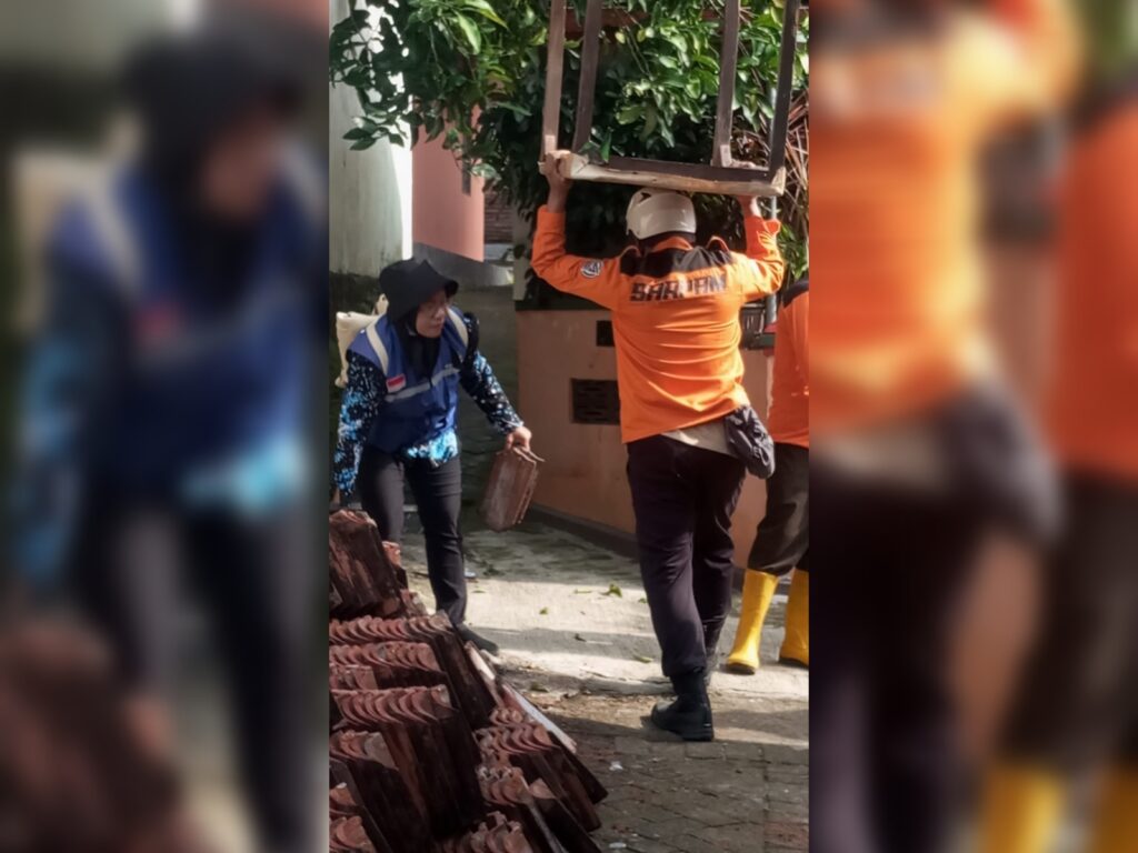 Puluhan Relawan Gotong Royong Bongkar Rumah Korban Tanah Ambles di Cepu