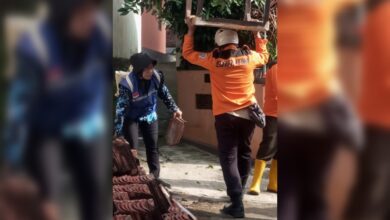 Puluhan Relawan Gotong Royong Bongkar Rumah Korban Tanah Ambles di Cepu