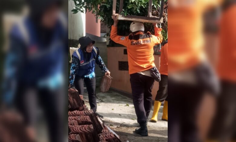 Puluhan Relawan Gotong Royong Bongkar Rumah Korban Tanah Ambles di Cepu