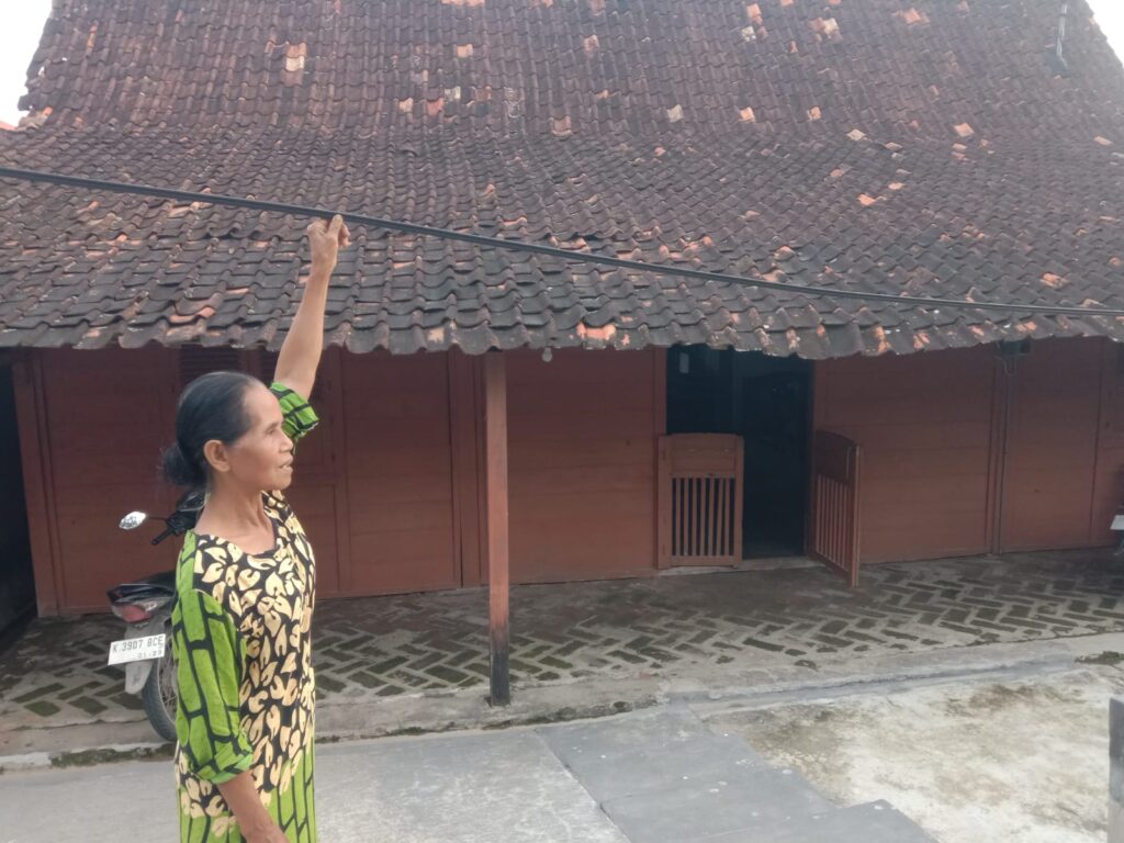 Ganggu Akses Rumah, Warga Blora Ancam Potong Kabel Telekomunikasi yang Menjuntai dan Semrawut