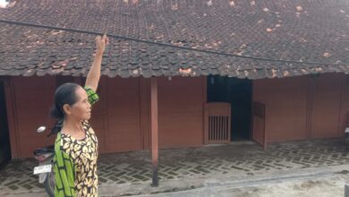 Ganggu Akses Rumah, Warga Blora Ancam Potong Kabel Telekomunikasi yang Menjuntai dan Semrawut