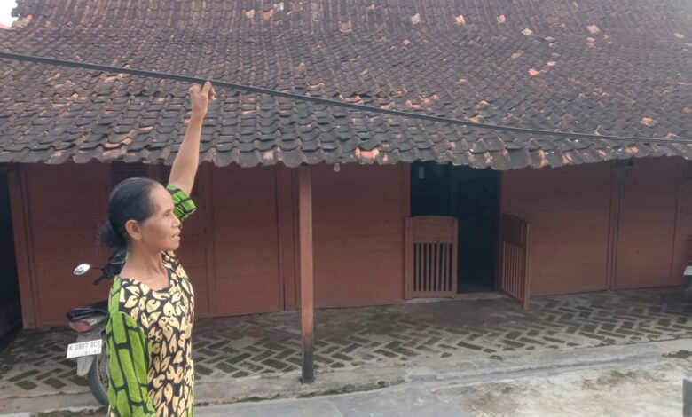 Ganggu Akses Rumah, Warga Blora Ancam Potong Kabel Telekomunikasi yang Menjuntai dan Semrawut