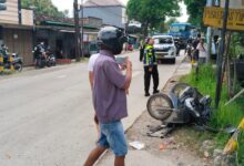 Rem Blong! Truk Tronton Hantam Pemotor di Tamanrejo
