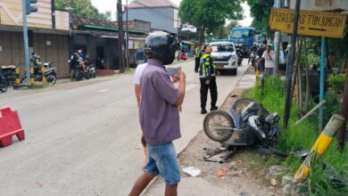 Rem Blong! Truk Tronton Hantam Pemotor di Tamanrejo