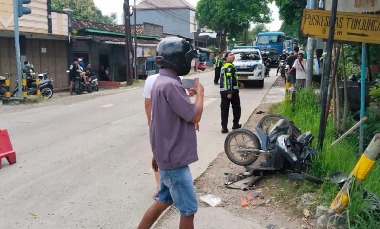 Rem Blong! Truk Tronton Hantam Pemotor di Tamanrejo