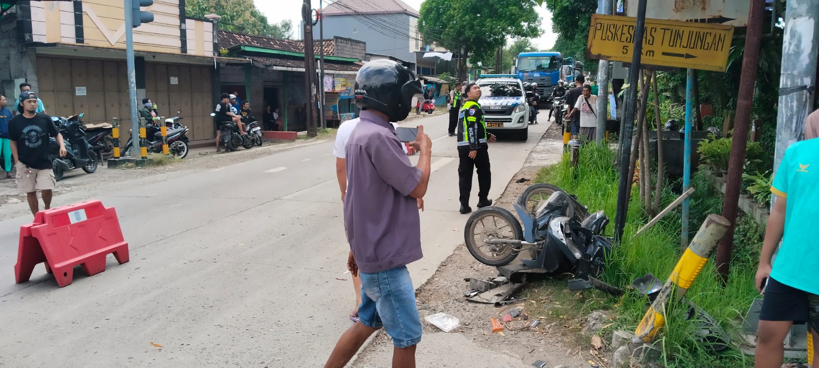 Rem Blong! Truk Tronton Hantam Pemotor di Tamanrejo