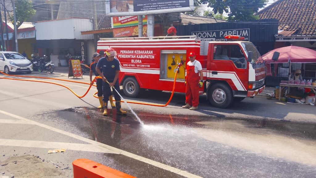 Siaga Cegah Kecelakaan, Damkar Cepu Sigap Tangani Tumpahan Solar di Jalan Ronggolawe