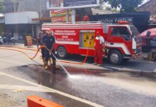 Siaga Cegah Kecelakaan, Damkar Cepu Sigap Tangani Tumpahan Solar di Jalan Ronggolawe