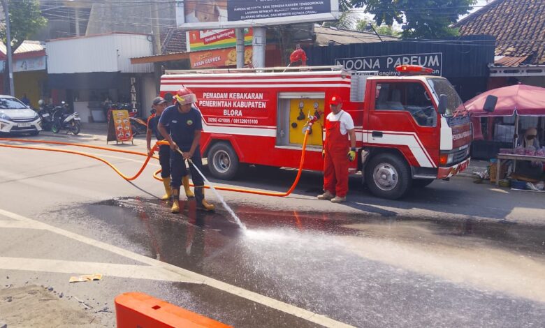 Siaga Cegah Kecelakaan, Damkar Cepu Sigap Tangani Tumpahan Solar di Jalan Ronggolawe