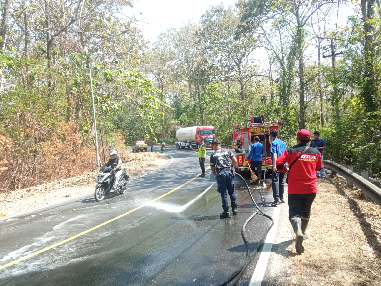 Tumpahan Diduga Minyak Mentah di Jalur Sambong-Cepu, Picu Kecelakaan